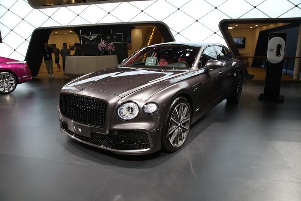 飞驰 2022款 4.0T V8 Mulliner驱动方式_底盘/转向图