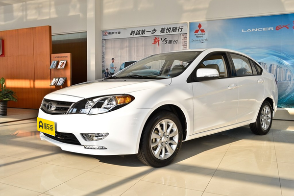 V5菱致 2012款 1.5L CVT舒适型后轮胎规格尺寸_车轮/制动图