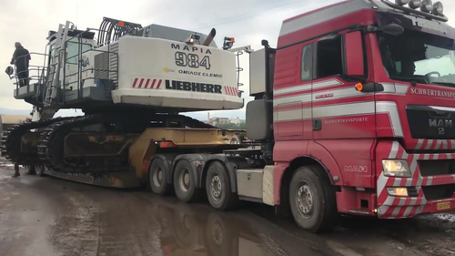 超大卡车并排运输,125吨利勃海尔984!