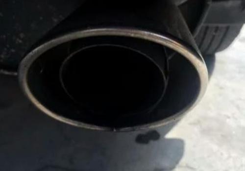 汽车在正常情况下排气管发黑是油气配比问题吗？