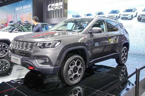 新增电动尾门 Jeep指南者四驱高性能旗舰定制版上市 21.68万元
