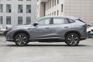 荣威eRX5：油耗1.4L，配AMT变速箱，轴距2765MM，售14.79万起图3