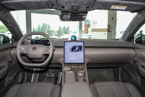 买豪车不必死盯BBA，这车四驱配653马力，高阶智驾+极速换电，香