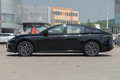 东风再次出招，13.16万就配无框车门+大溜背，续航达1200km，香！