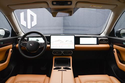 轴距2930mm，三联屏+8295芯片，家用SUV看这款，经济实用。