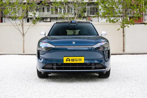 问界M9亮相，搭载多项黑科技，售价46.98-56.98万