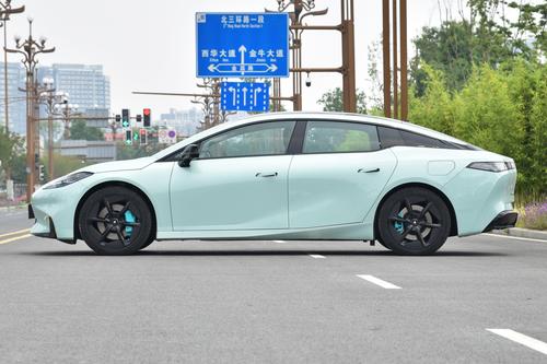 年轻人买电车可看看这款，中大型车，4.9s破百+710km续航，昊铂GT