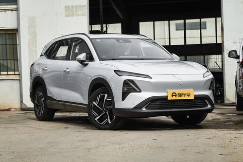 售价9.98万起，轴距2米8油耗3.9L，五菱星光S 对标银河星舰7怎么选