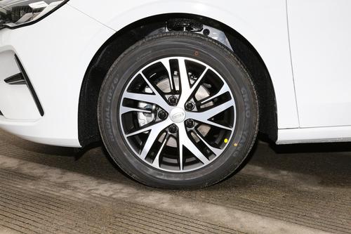 油耗6.5L，爆114Ps马力，配双联大屏，售价不到8万，宜家不香吗？