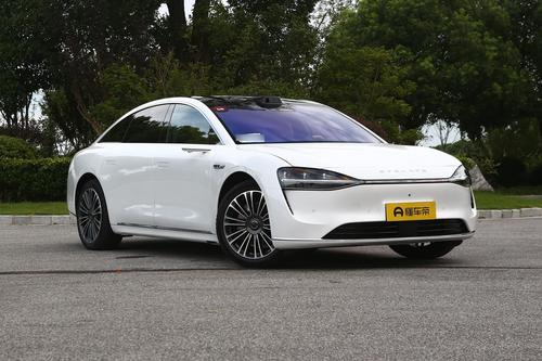 买豪华轿车何必死磕“56E”，这车3.9s破百，还有冰箱彩电大沙发