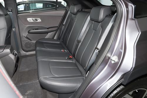 这车不到9万，续航401km，轴距2770mm，好开又省油，适合家用选择