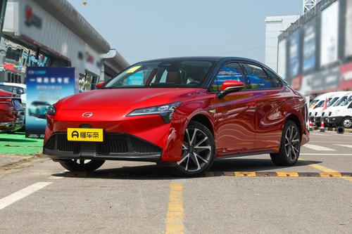 20万以内的运动型家轿怎么选？AION S对比长安深蓝SL03