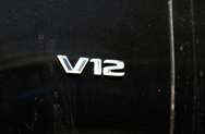 V12侧徽标