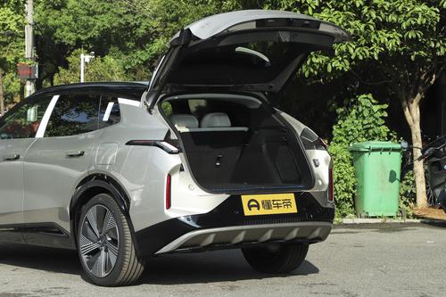 中型SUV看这台！四驱+4.6秒破百，芯片全自研，还配Nappa真皮座椅