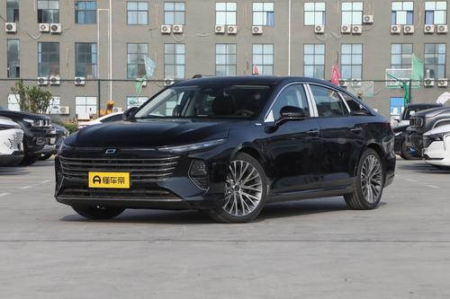 一汽出品，轴距2800mm，1.5T/2.0T动力可选，配安全车身，奔腾B70