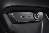 前排2个USB