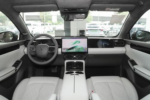 零跑C01：定位中大型车，续航625km，值得入手吗？