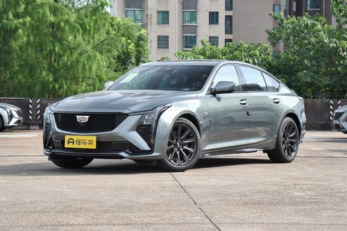 标配33英寸大屏，搭载2.0T+237马力，配10AT变速箱，凯迪拉克CT5