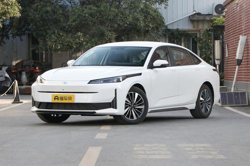 造型运动，纯电续航里程70km，这款车综合油耗为1.18L/100km