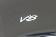 V8侧徽标