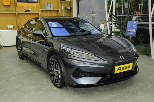 3.6秒破百，配20个音响，140km/h爆胎仍能稳定行驶