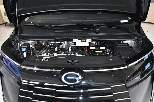 配2.0L油电混动，油耗5.8L，定位中型MPV，传祺E8适合家用