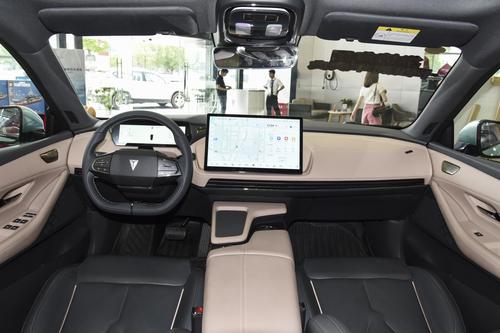 深蓝SL03 705 Max纯电版 6.9秒破百，纯电续航705KM 售价19.19万