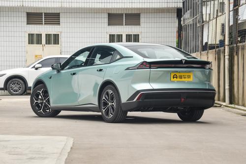 年轻人买车看这款，大5座中型车，续航1200km还是后驱，仅15.69万