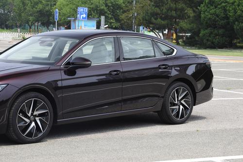 众经典B级车，10月大卖18890台，2.0T爆220Ps，带哈曼卡顿音响