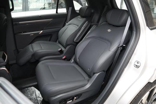 20万内家用新选择，轴距超3米，提供冰箱+大沙发，东风奕派eπ008