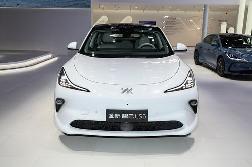 标配灵蜥底盘+四轮转向，软硬件大进化，全新智己LS6香吗？
