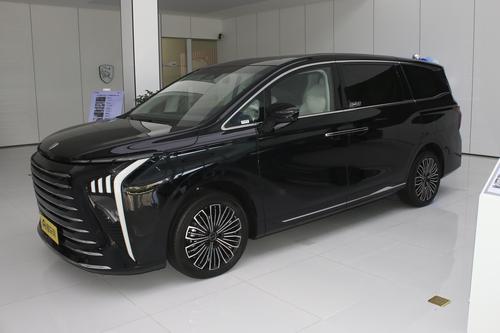 大七座MPV，配马赫双擎混动，油耗5.27L，续航1300km，家用合适