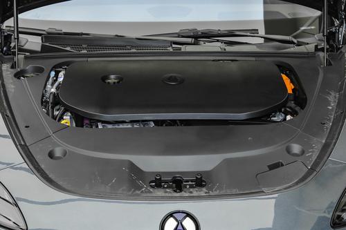 比亚迪添“新丁”，标配三电机四驱，扭矩破千，宝马5系难接招？