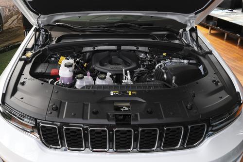 配2.0T插混，轴距2964mm，6秒破百，实拍Jeep大切诺基4xe（进口）