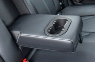 后排扶手/杯架