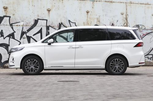 又一款5米级插混MPV，19.99万起，GL8团队打造，荣威iMAX8 DMH上市