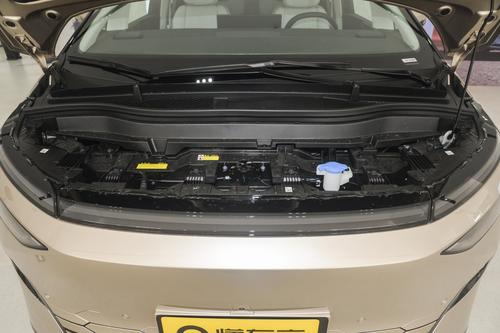 这车空间大油耗低，带3C电池+800V快充，限时享0息0首付，能买不