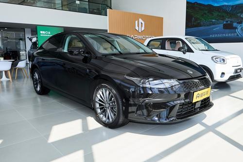 车长超5米，8295芯片+三块大屏，15万多买大顶配，这车你看如何？