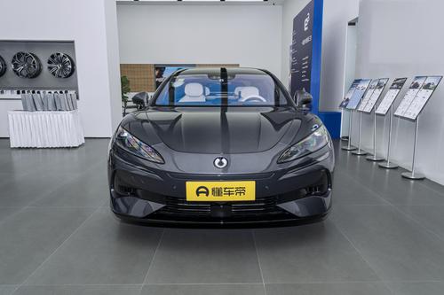 这车配26个音响+车载冰箱，喝着冷饮看大屏电视，加速3.6秒