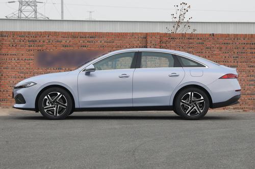 探店实拍荣威D7 DMH：定位B级，价格亲民，空间大，值得入手！