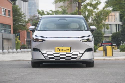 标配智能驾驶，车内四块大屏，实力解析小鹏X9！