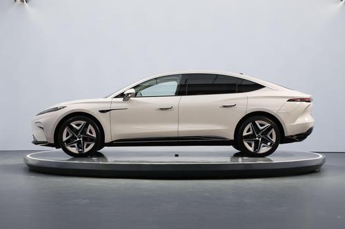 布雷博刹车+3.7秒破百，4块屏，轴距3米，这C级车还降到28.19万！