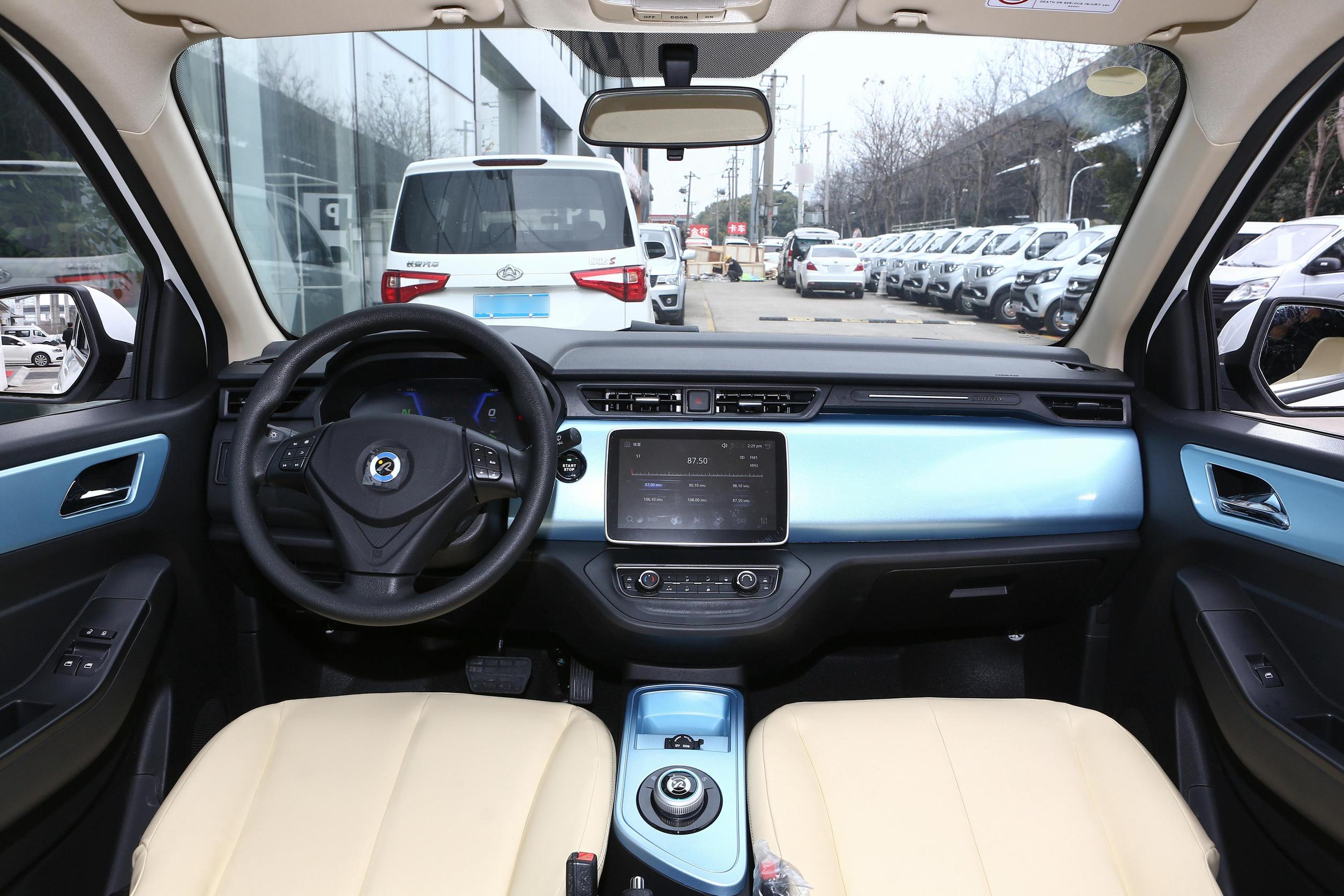 45kwh图片_华晨新日_2/81张图片_汽车内饰图库_懂车帝