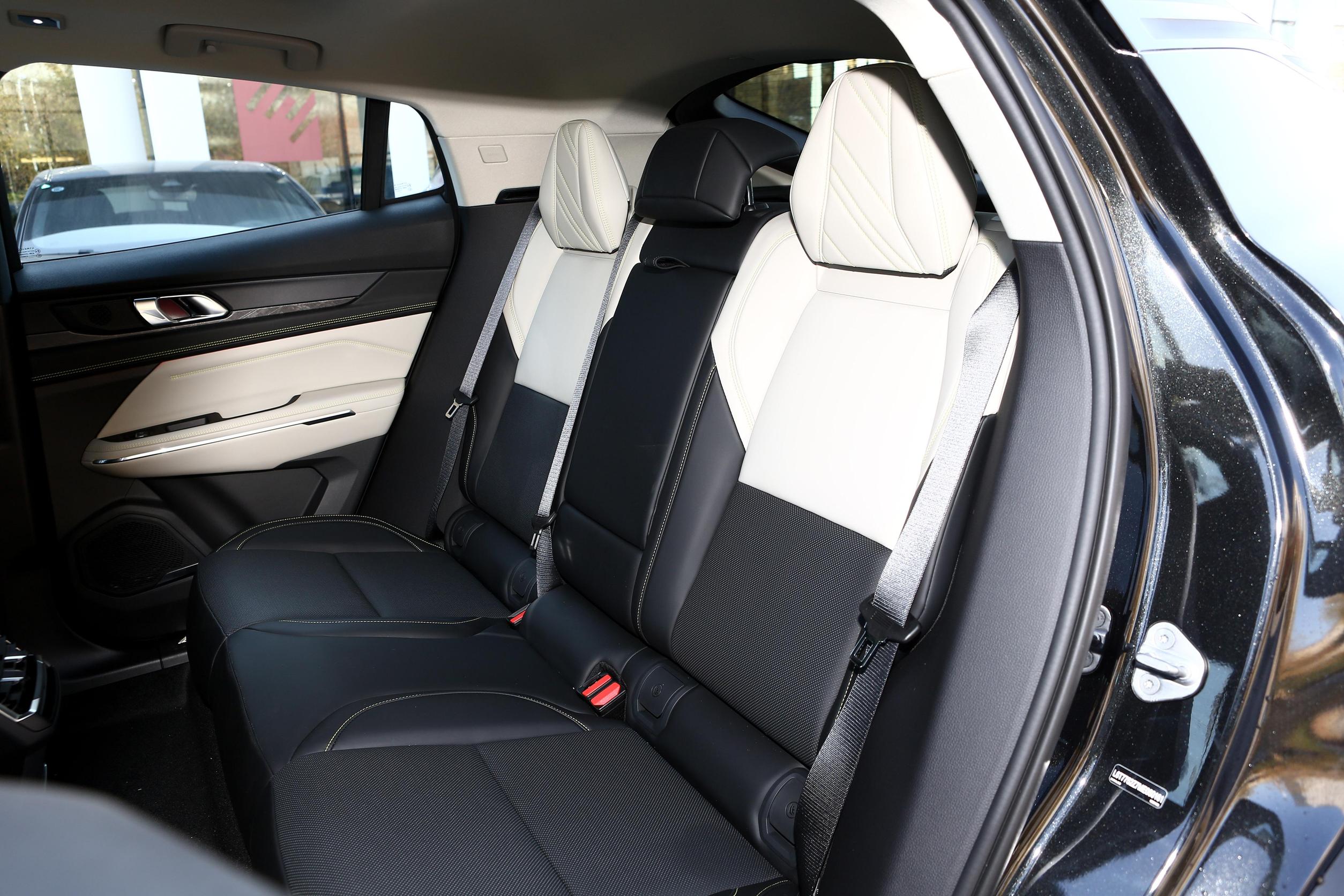 领克05壁纸_领克05_领克05空间图片_6/797张图片_领克05/整车空间图片