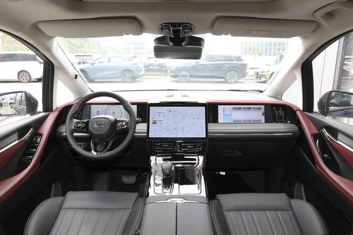 中大型MPV可以看这款，配2.0T混合动力，车内7块显示屏，带劲否？