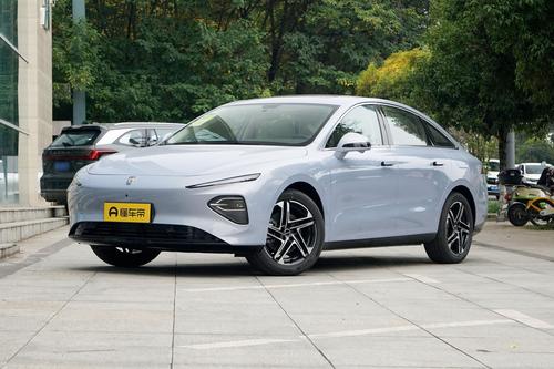 售价12.58万起，轴距2810mm，配备两种动力，上汽荣威D7正式发售