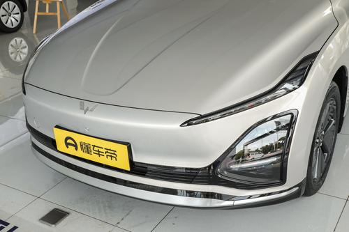 续航410km，标配双独悬，9.98万起，五菱星光EV实力如何？