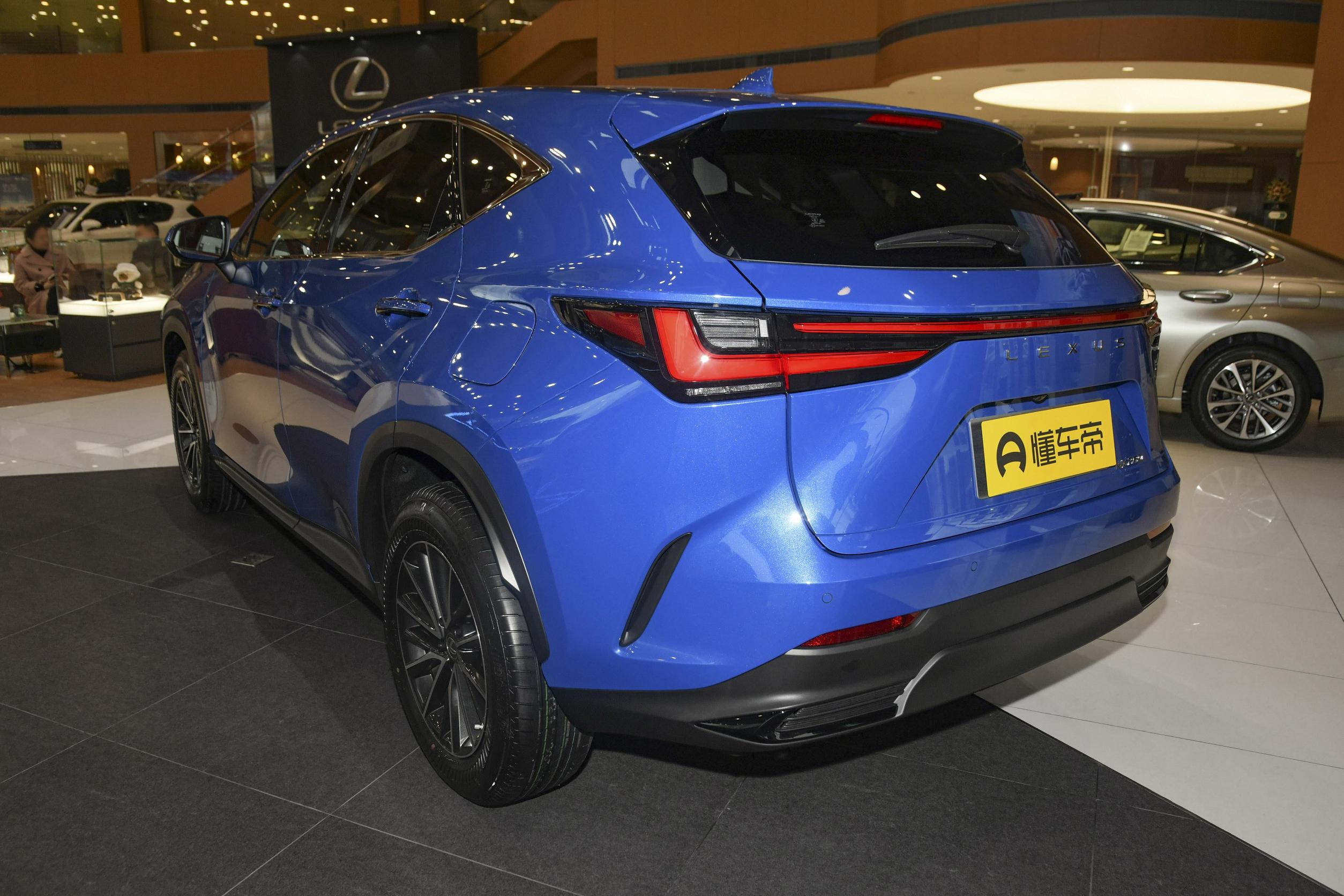 nx外观图片_7/2643张图片_雷克萨斯nx碧空蓝色/整车外观图片_懂车帝