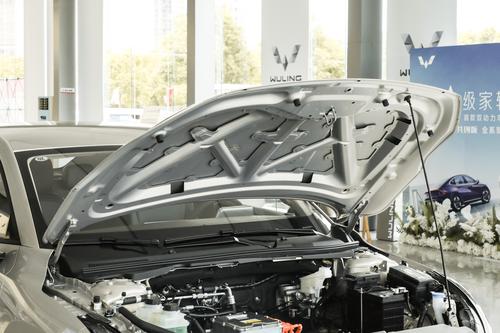 年轻人买车看这款，售价10万不到，续航410km+2C快充，轴距2米8