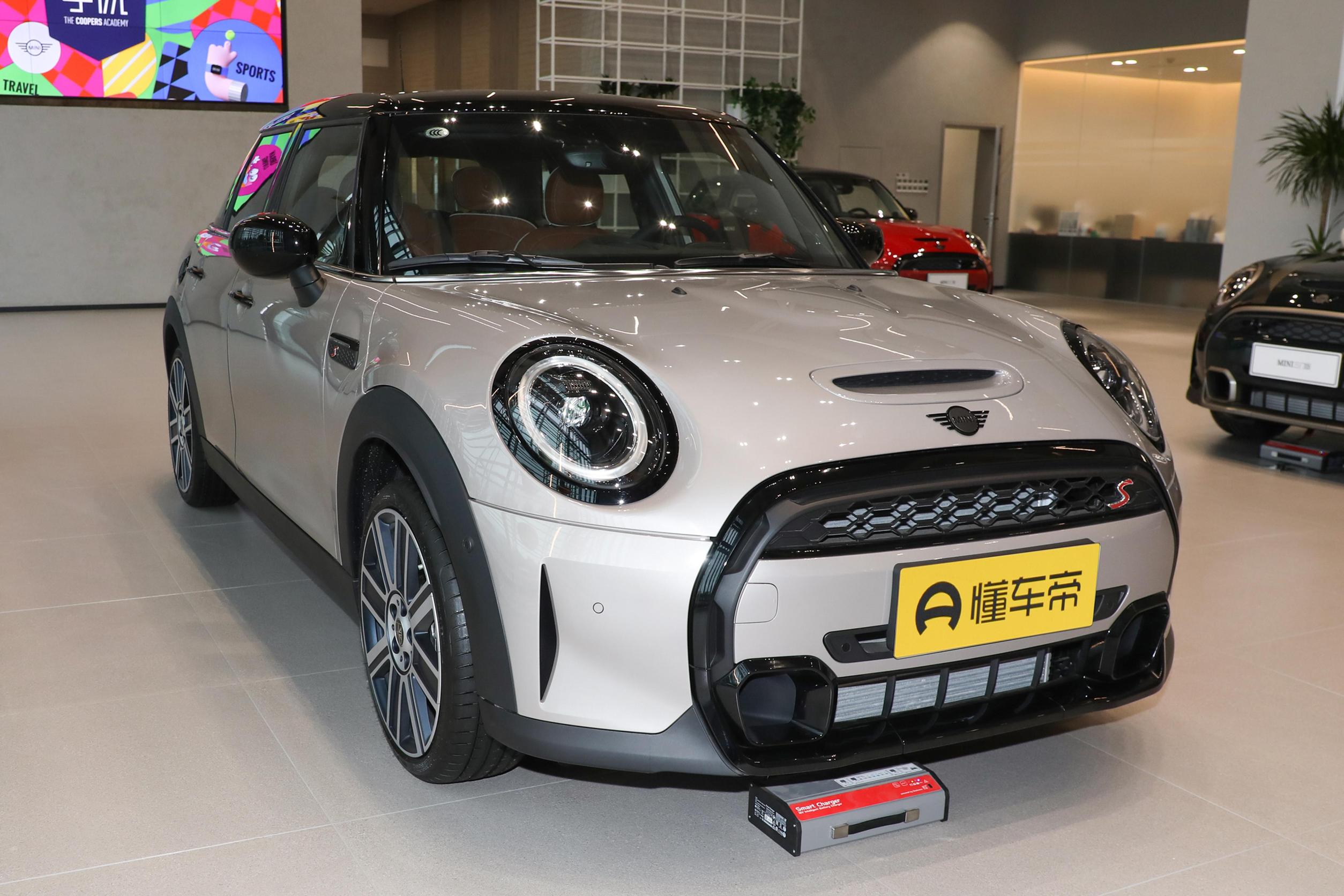 MINI 2023款 改款 2.0T COOPER S 艺术家 五门版图片_MINI_7/44张图片_汽车外观图库_懂车帝